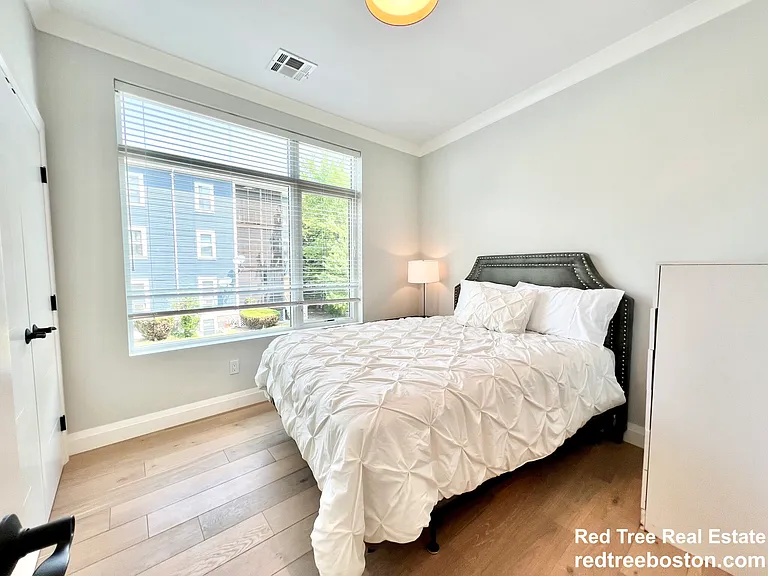142 Pleasant St #4 — Photo 7