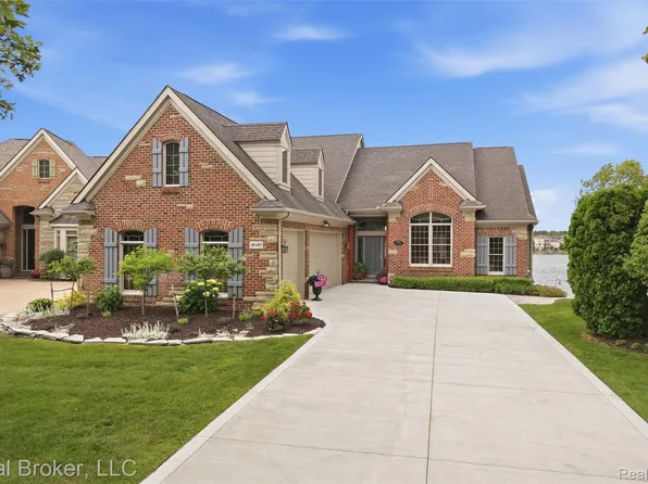 10685 Cliffview Dr, South Lyon, MI 48178