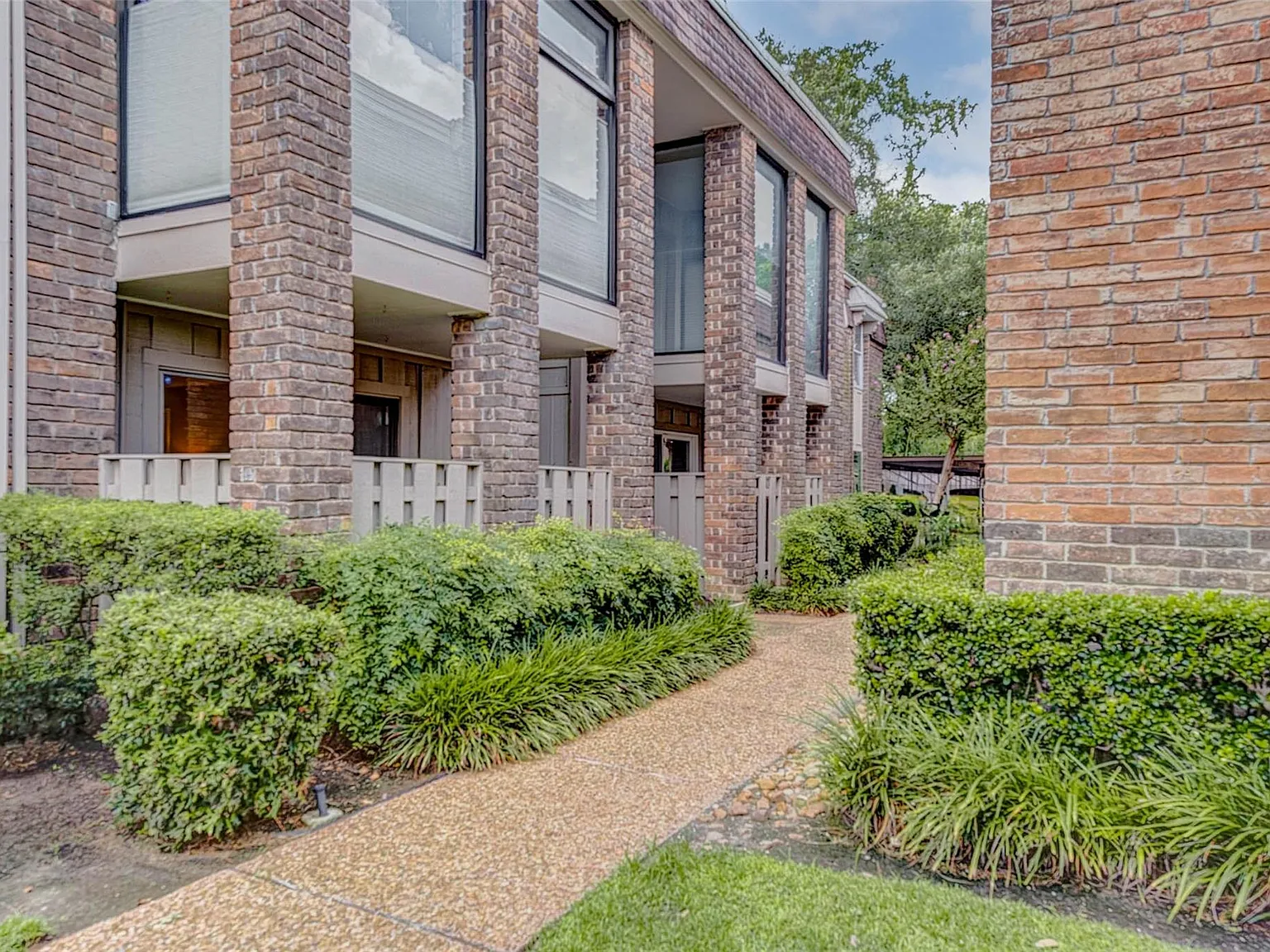2 bed, 2.0 bath, 1163 sqft, $1,900 — Photo 1