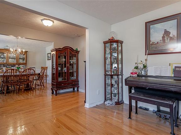 5th image of 330 Pebblestone Dr