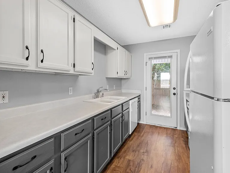 2910 NE 12th St — Photo 11