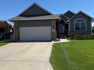 2 Ember Way Cir, Hesston, KS 67062
