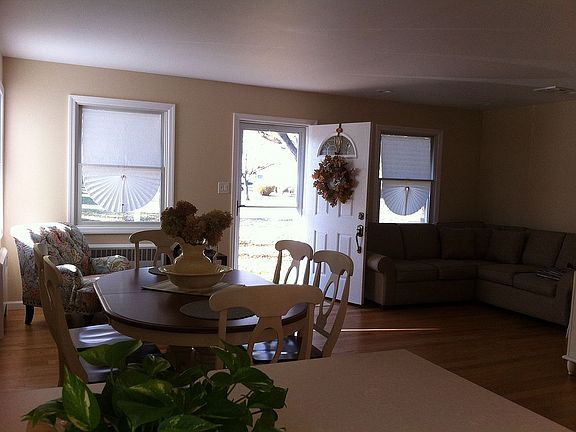 3rd image of 37 Dahlia Ln