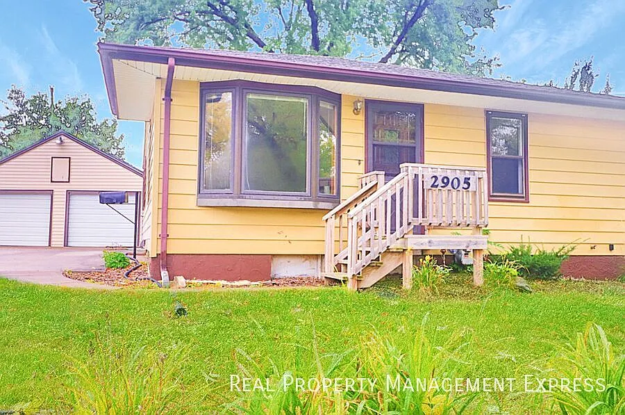 3 Bed Home w/ Large Garage — Photo 2