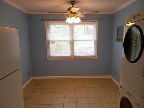 dining area of kitchen