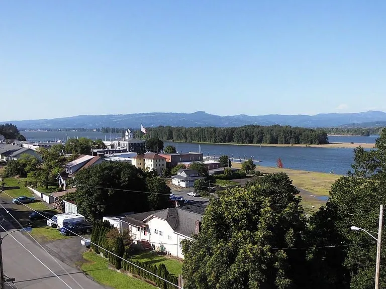 Lovely Waterfront town, just short stroll