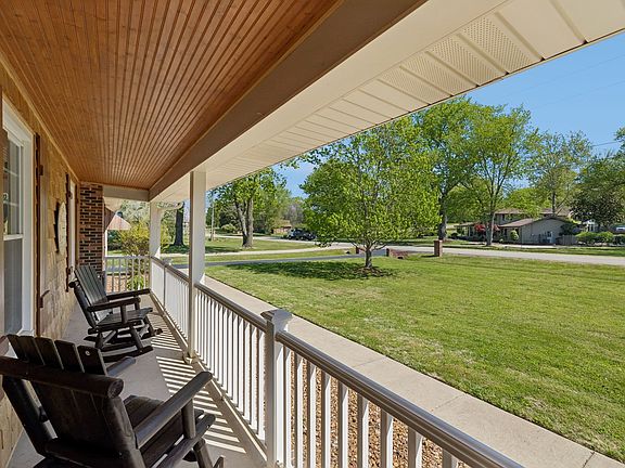 5th image of 1002 Shannon Ln