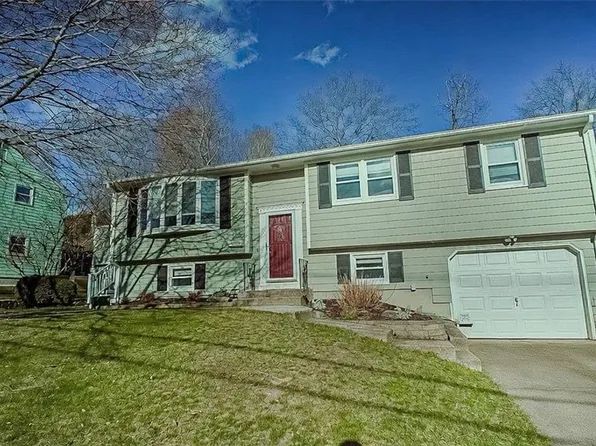 27 Grandview Dr, West Warwick, RI 02893