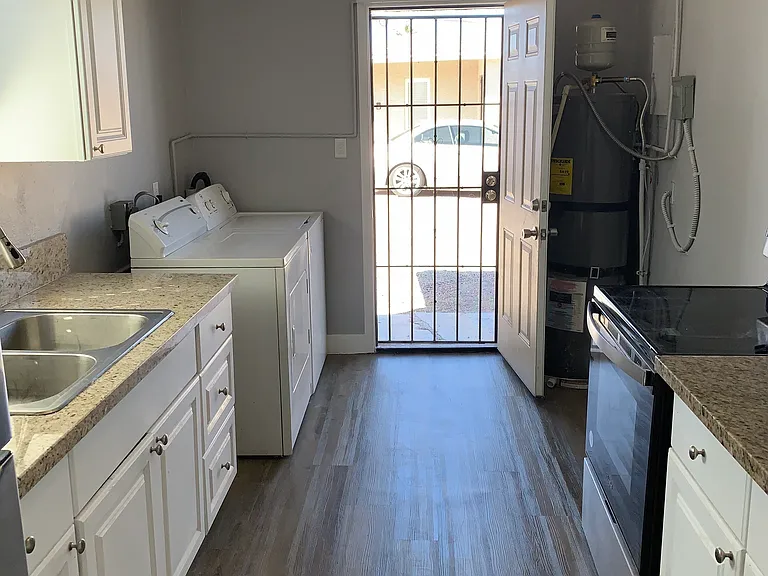 1721 Linden Ave — Photo 2