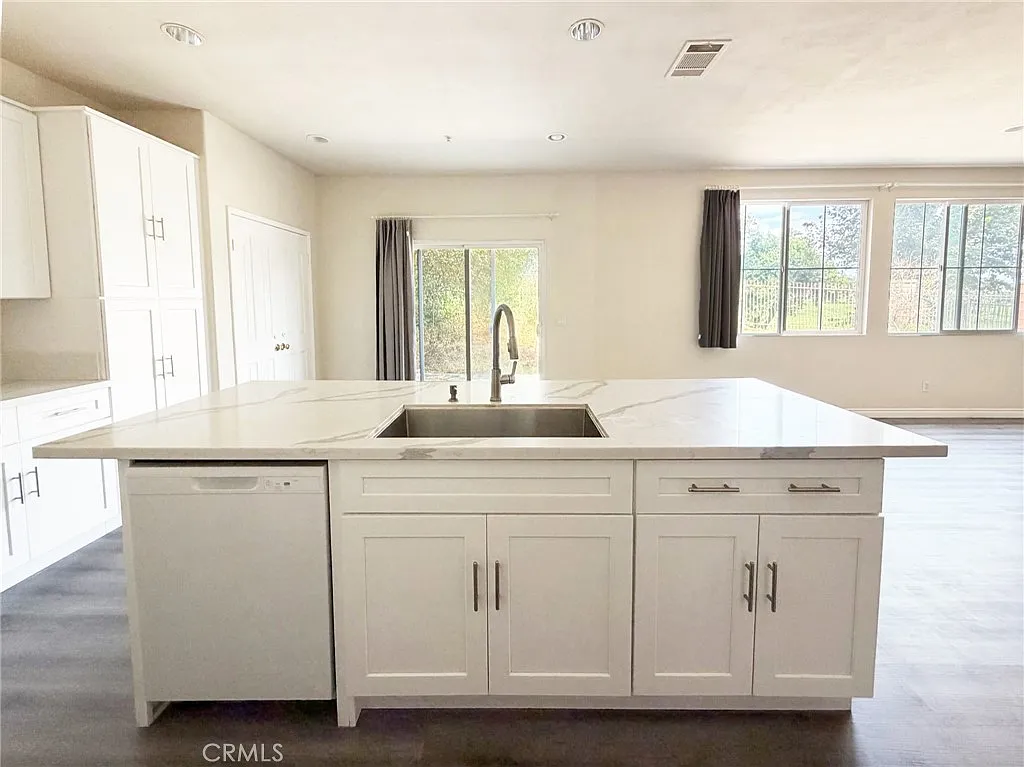 5 bed, 2.5 bath, 3683 sqft, $4,300 — Photo 4