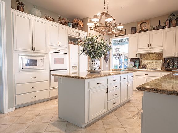 3rd image of 1045 Inverlochy Dr