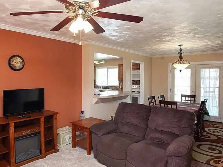 1416 Adams Cir — Photo 2