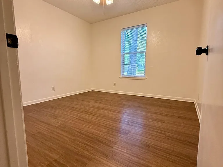 403 E Lynnwood Ln — Photo 9