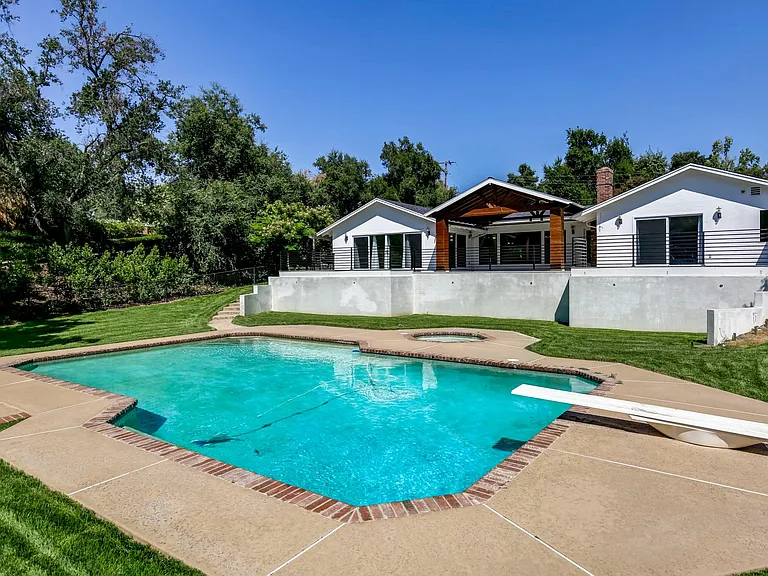 1710 Country Club Dr — Photo 45