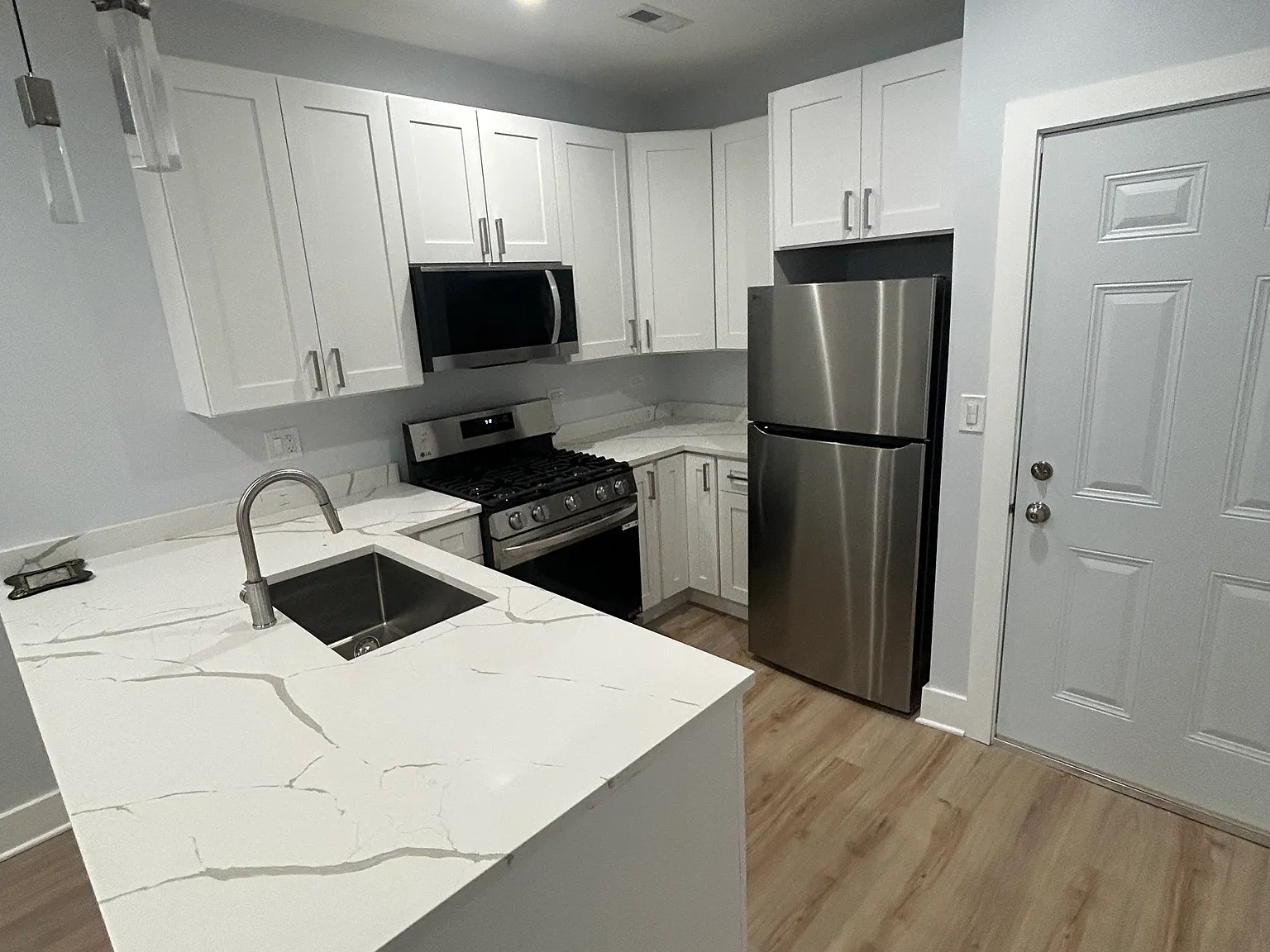 2 bed, 800 sqft, $2,500 — Photo 1