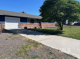 405 Live Oak Ave, Marsing, ID 83639