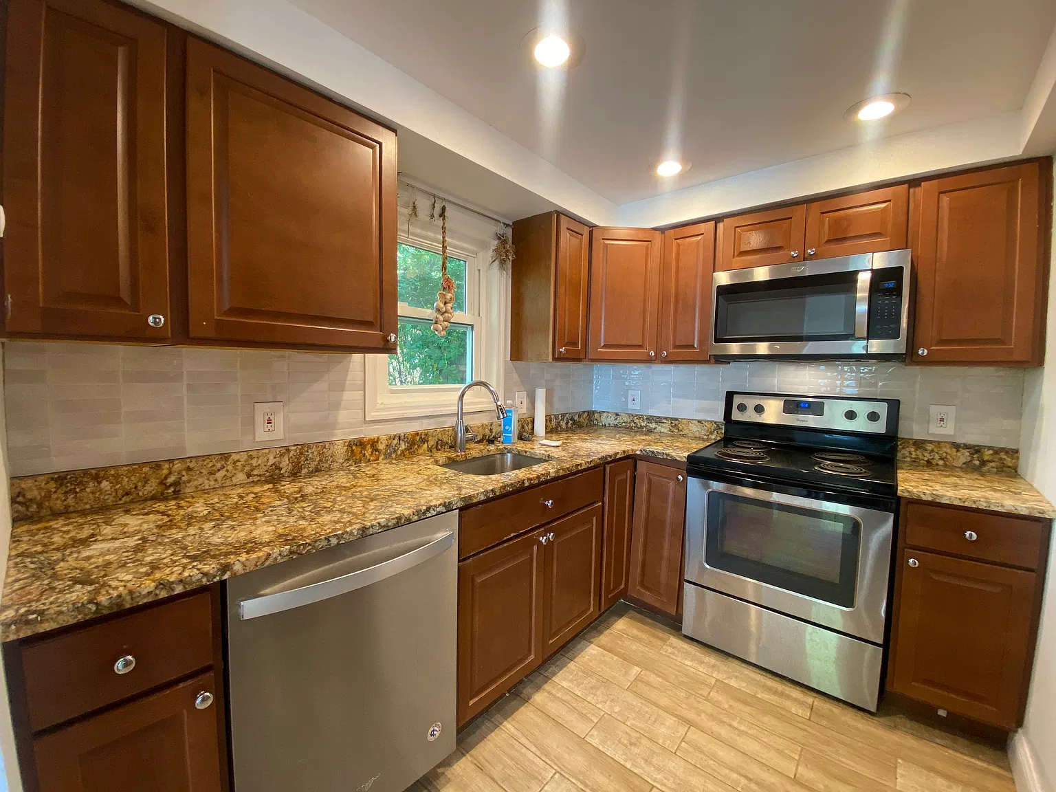 3 bed, 1.5 bath, 1100 sqft, $3,000 — Photo 1