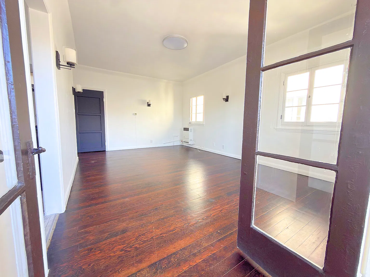 401 N Genesee Ave — Photo 3