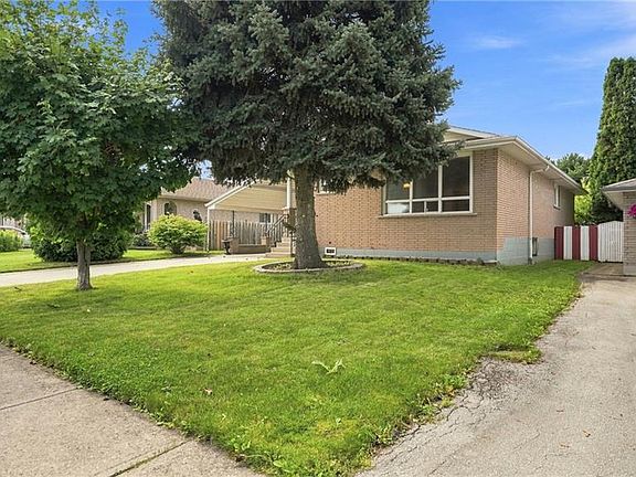 2nd image of 18 Glen Castle Dr
