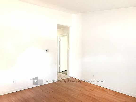 4th image of 814 Carmen St