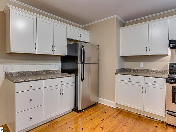 4th image of 133 Buist Ave #B