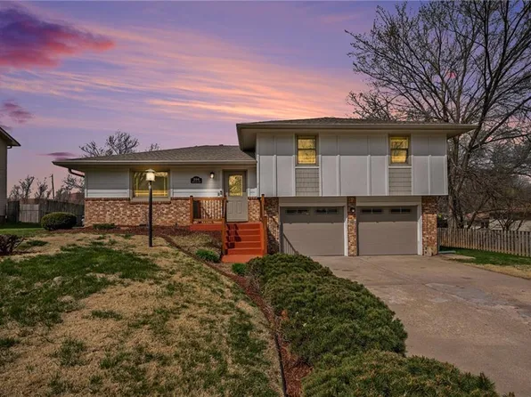 104 S 3rd Ct, Lansing, KS 66043