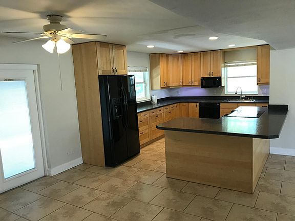 4th image of 605 Zinnia Dr