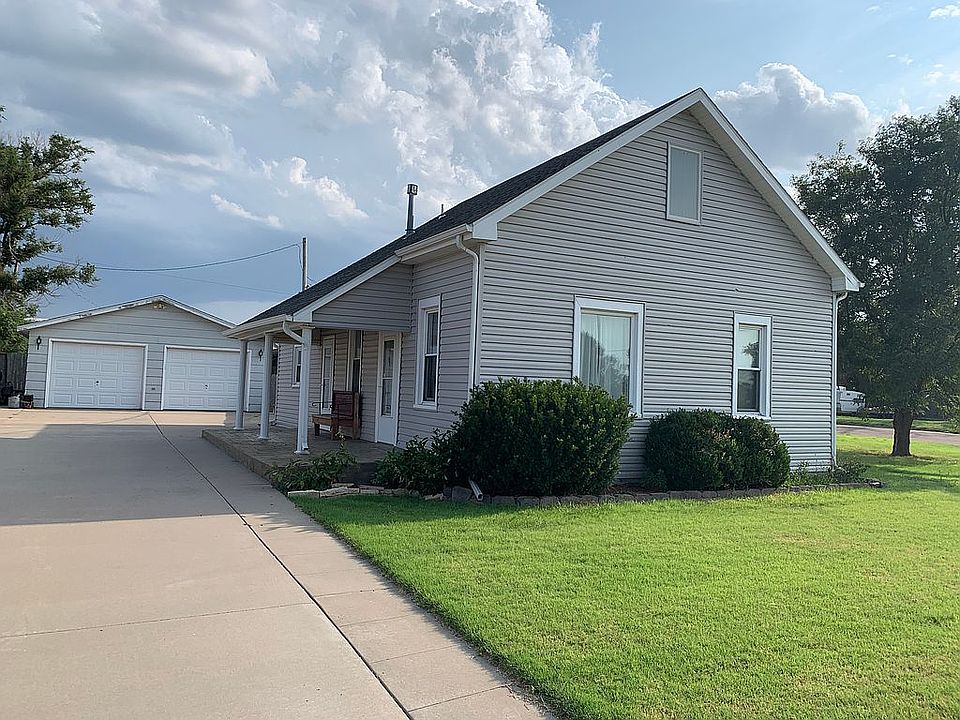 House with detached garage