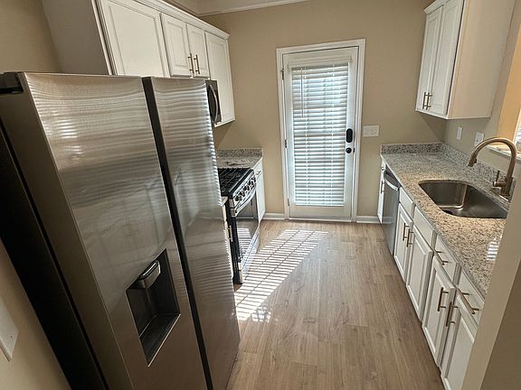 5th image of 944 Abbey Park Way
