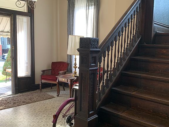 Foyer. Pretty bannisters!