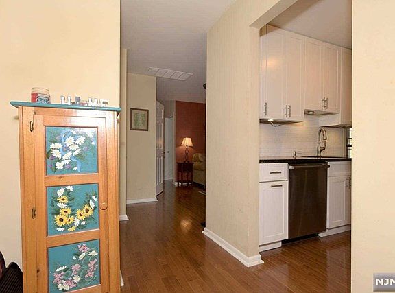 3rd image of 40 Colonial Village Dr