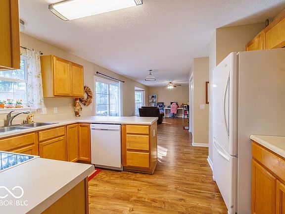 3rd image of 4776 N Shadow Wood Dr