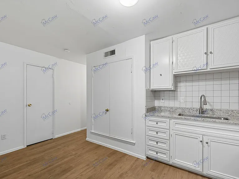 616 Moore St #D — Photo 7