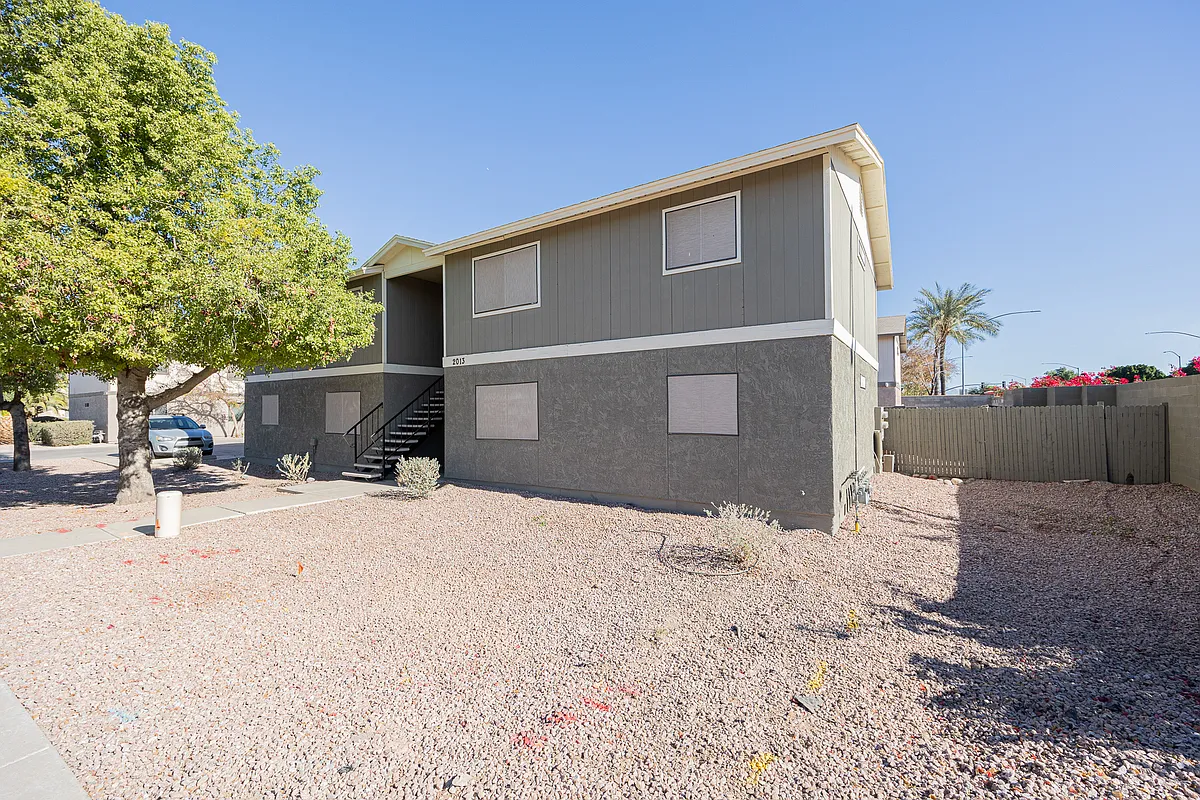 Building Photo - 2 bed, 1.0 bath, 816 sqft, $1,350