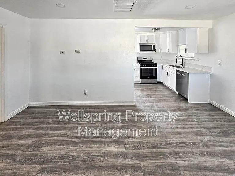 327 W Haloid Ave — Photo 2