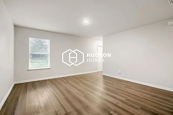 1013 Earle Ave — Photo 4