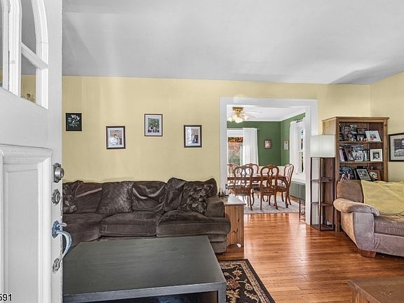 4th image of 136 Golf Ave E
