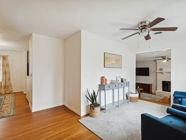 1104 Dickson Ave — Photo 16