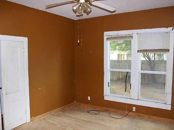 5th image of 216 S Texas St