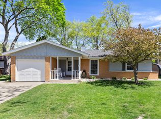 502 Shadywood Ln, Elk Grove Village, IL 60007