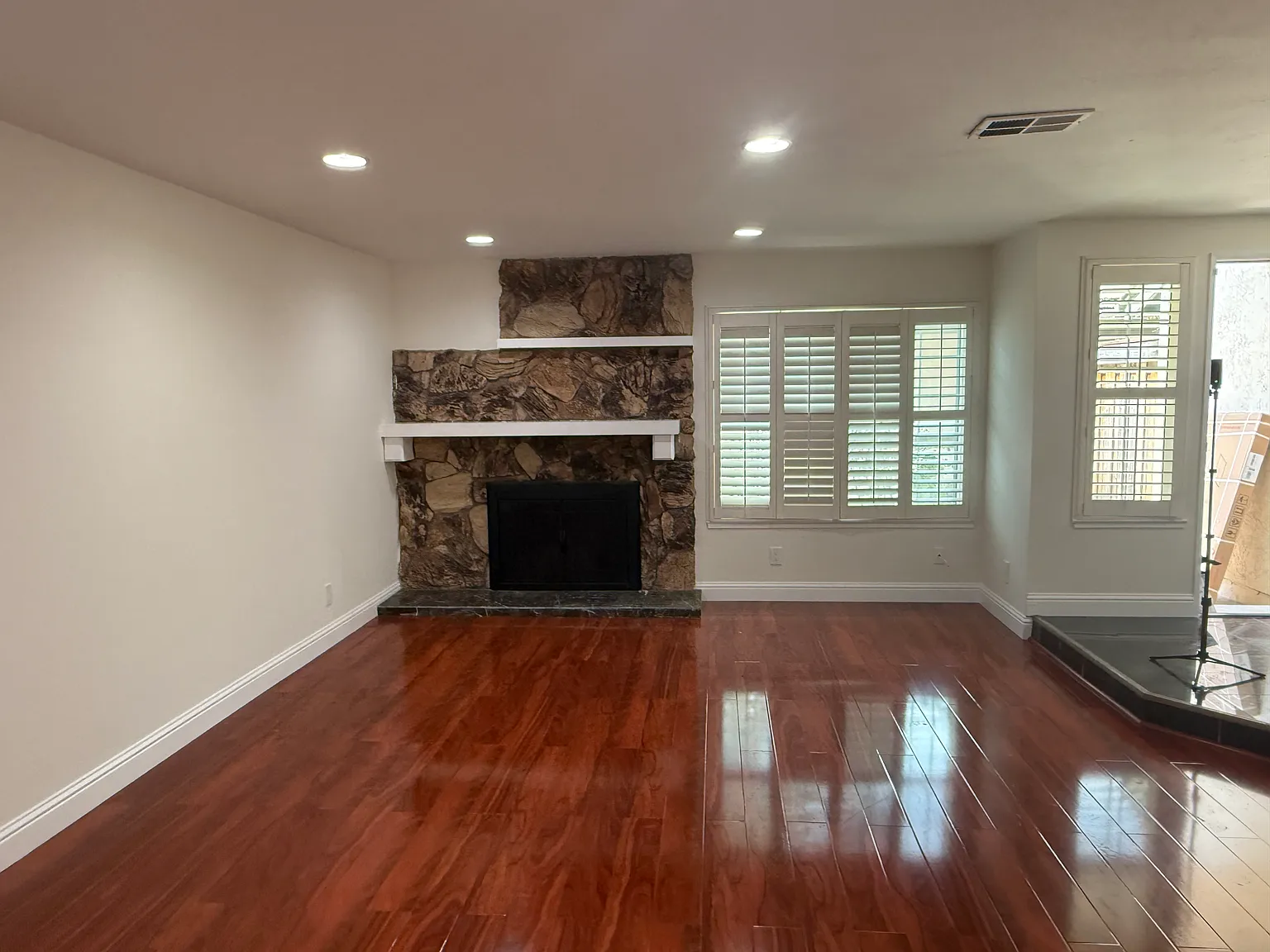 3 bed, 2.5 bath, 1637 sqft, $4,000 — Photo 4