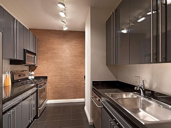 4th image of 252 7th Ave APT 4M