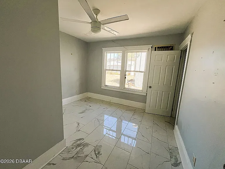 318 Hobart Ave — Photo 2