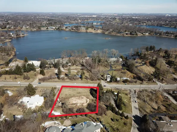 1523 W Long Lake Rd, Bloomfield Hills, MI 48302