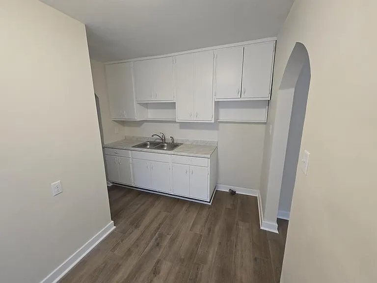 1327 N Chester Ave — Photo 3
