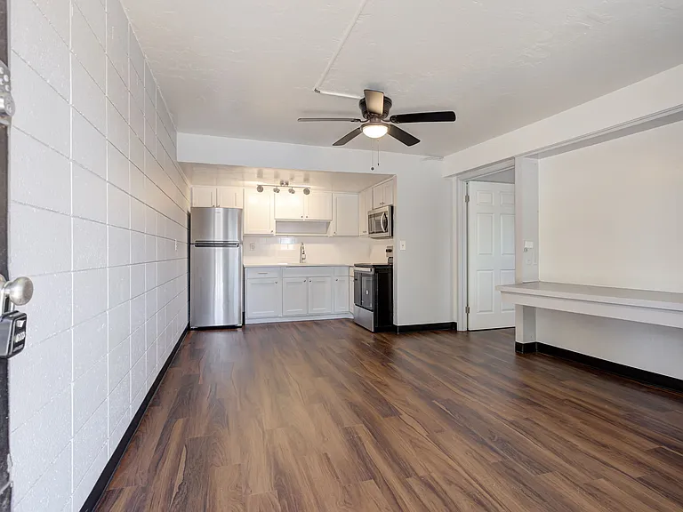 1325 W Lindsey St — Photo 31