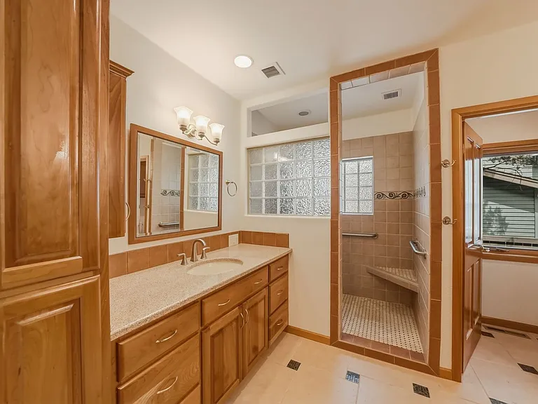 637 NW Silver Buckle Rd — Photo 44