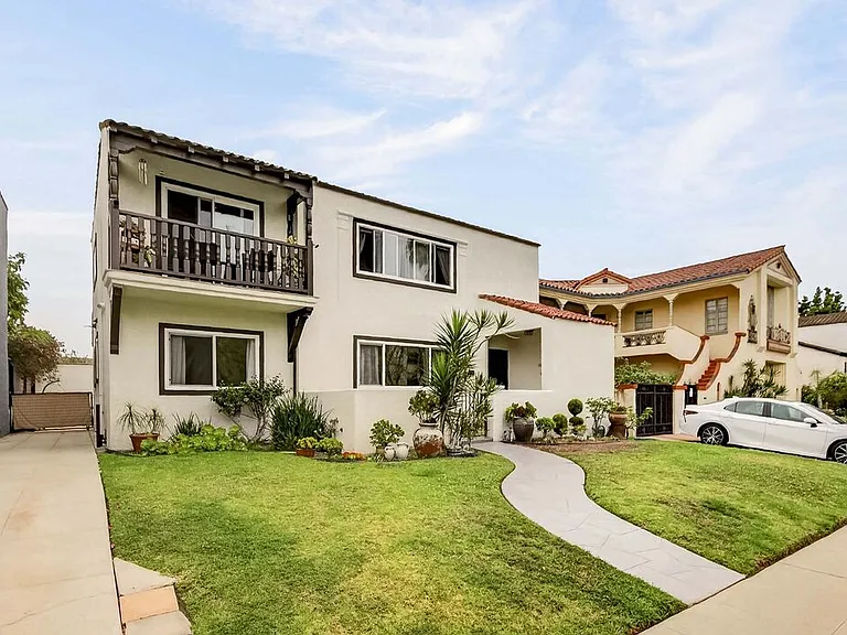 1050 S Hayworth Ave — Photo 11