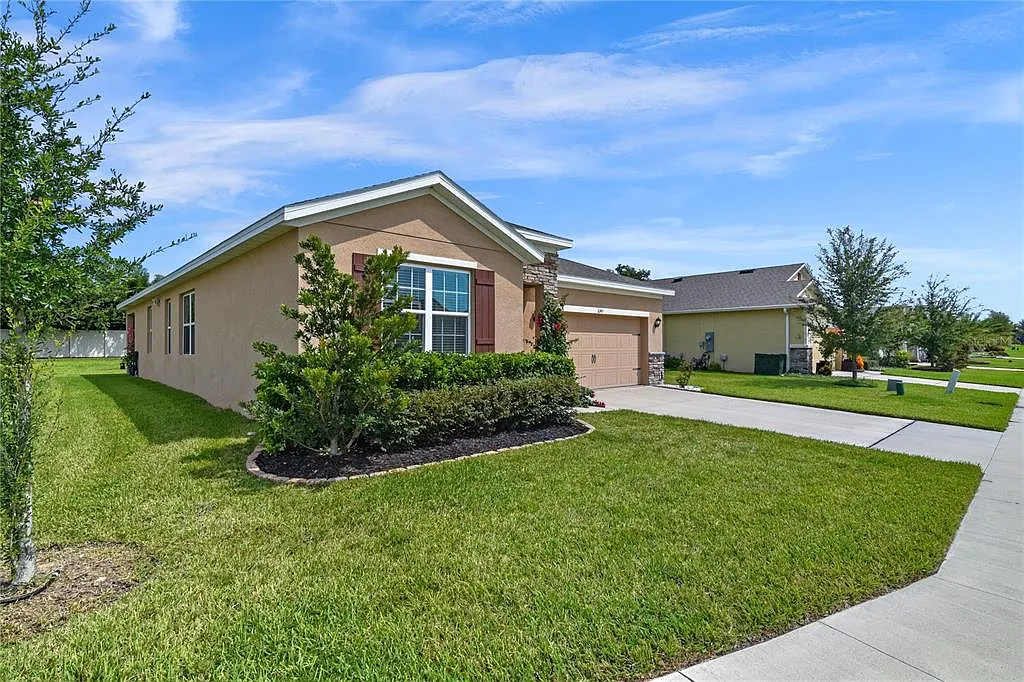 3 bed, 2.0 bath, 1813 sqft, $1,800 — Photo 2