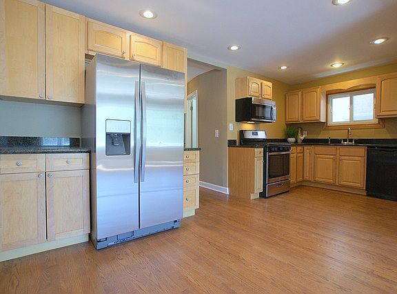 4th image of 6504 W Montrose Ave